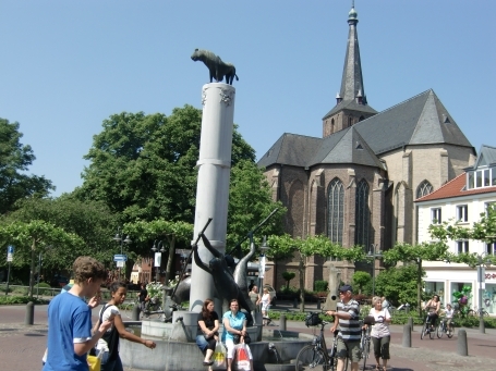 Geldern : Markt, der Drachenbrunnen auf dem Marktplatz, im Hintergrund die Kath. Pfarrkirche St. Maria Magdalena am Marktplatz.